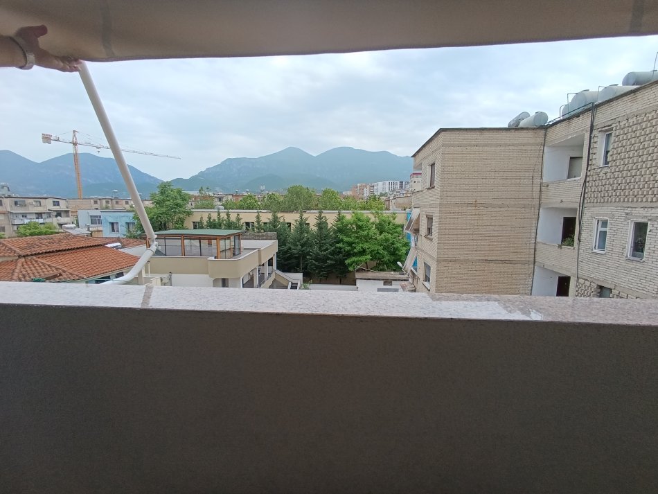 Tirane, jepet me qera apartament 1+1+Aneks+Ballkon Kati 4, 65 m² 450 € (Allias pran Spitalit Nen Tereza)