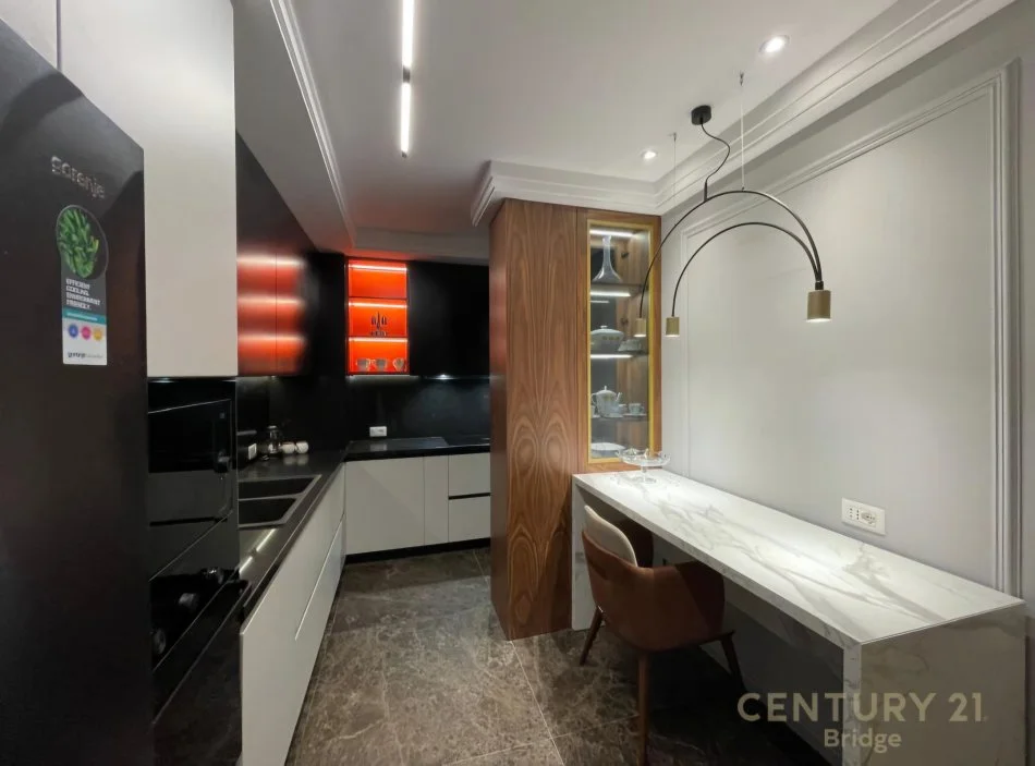 Tirane, jepet me qera apartament 2+1 Kati 5, 165 m² 2.000 € (Kopshti Botanik Zoologjik)