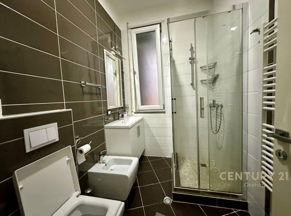 Tirane, jepet me qera apartament 2+1+Ballkon Kati 4, 98 m² 800 € (Kopshti Botanik)