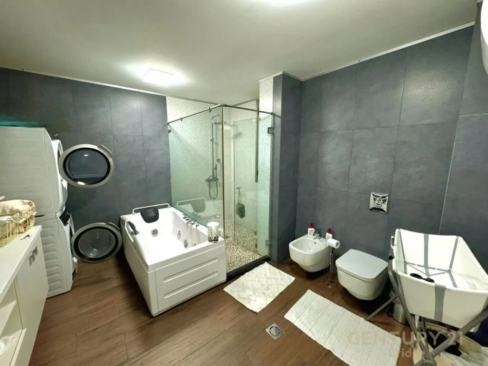 Tirane, shitet apartament 3+1 Kati 4, 187 m² 604.000 € (Liqeni I Thate)