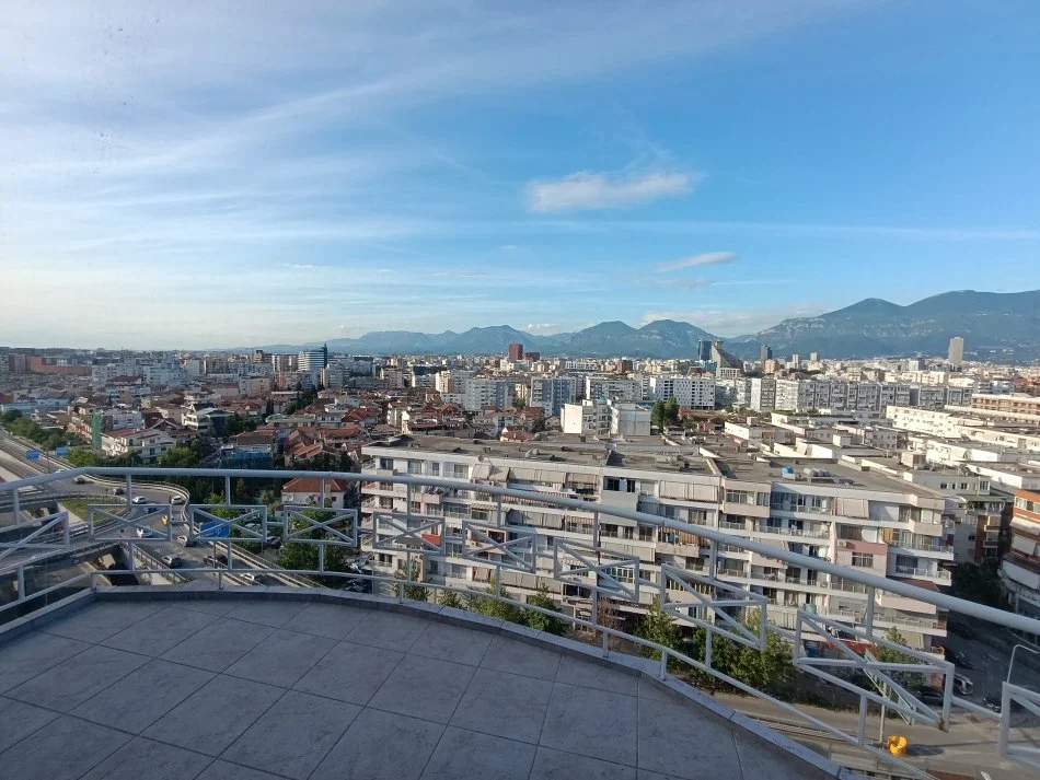 Tirane, jepet me qera apartament 2+1+Aneks+Ballkon Kati 9, 100 m² 800 € (Tek ura Kristal center mundesi perdorimi per Airbnb)