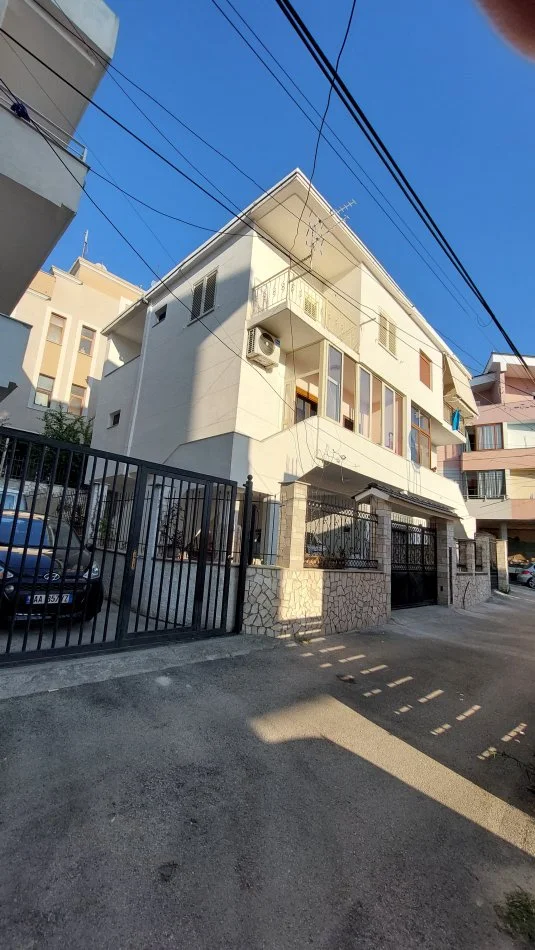 Tirane, shes shtepi 3+1+Aneks+Ballkon Kati 3, 2 m² 350.000 € (Dalip Topi)