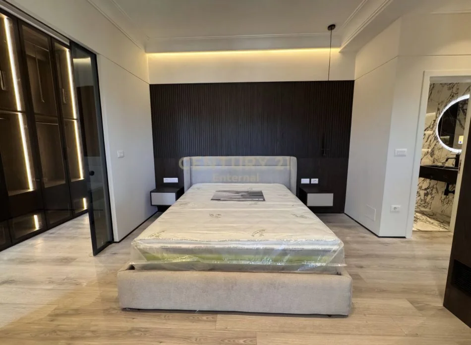 Tirane, jepet me qera apartament 2+1+Ballkon Kati 21, 115 m² 1.500 € (Rruga e Kavajës)