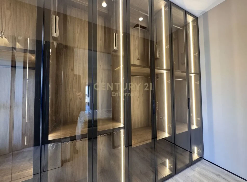 Tirane, jepet me qera apartament 2+1+Ballkon Kati 21, 115 m² 1.500 € (Rruga e Kavajës)