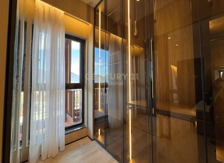 Tirane, jepet me qera apartament 2+1+Ballkon Kati 21, 115 m² 1.500 € (Rruga e Kavajës)