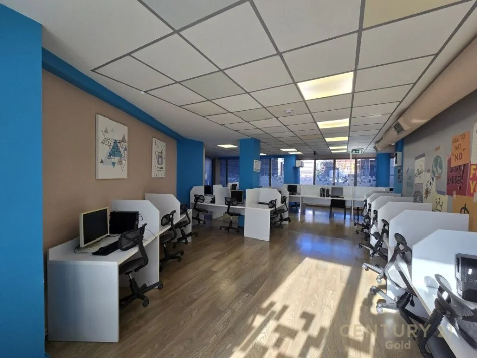 Tirane, jepet me qera zyre Kati 1, 305 m² 3.500 € (Rruga e Dibrës)