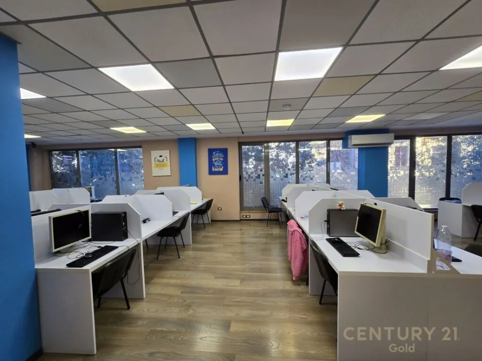 Tirane, jepet me qera zyre Kati 1, 305 m² 3.500 € (Rruga e Dibrës)