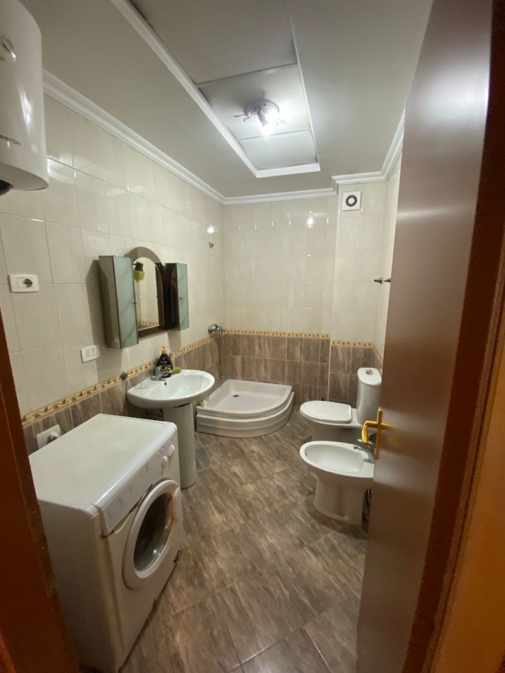 Tirane, jepet me qera apartament 2+1+Aneks+Ballkon Kati 3, 105 m² 600 € (2+1+2 Tek kristal center jepet dhe e mobiluar)