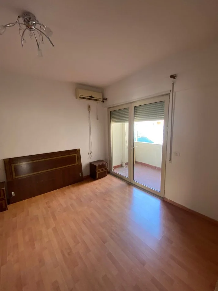Tirane, jepet me qera apartament 2+1+Aneks+Ballkon Kati 3, 105 m² 600 € (2+1+2 Tek kristal center jepet dhe e mobiluar)