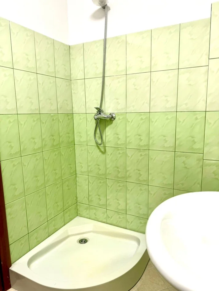 Tirane, jepet me qera garsonier 1+1 Kati 4, 45 m² 500 € (Komuna Parisit)