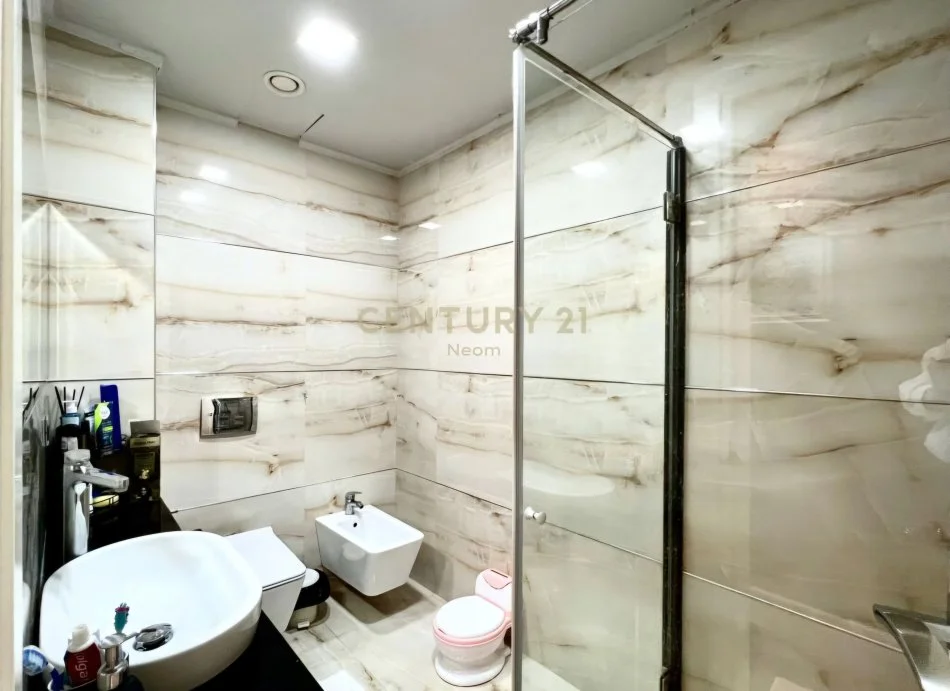 Tirane, shitet 2+1 Kati 4, 98 m² 220.000 € (Liqeni I Thate)