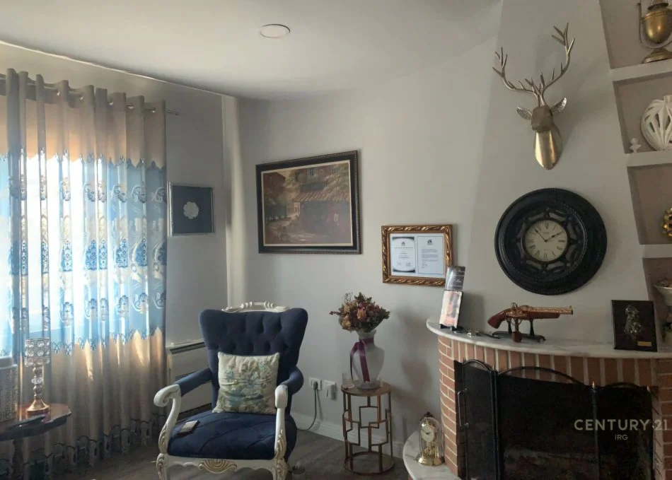 Tirane, shitet Vile 4+1+Ballkon Kati 2, 202 m² 370.000 € (5 Maji)