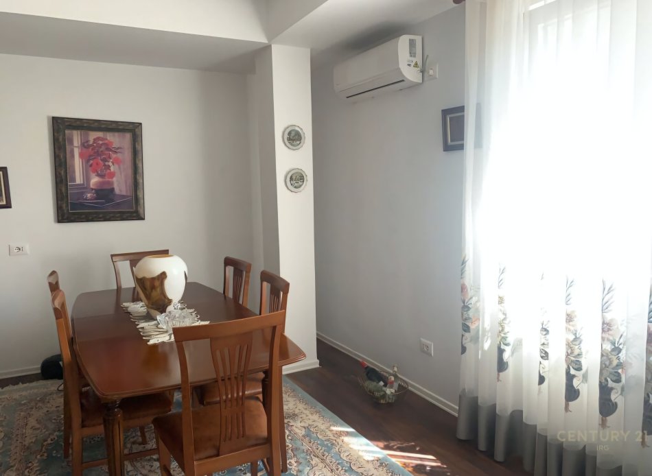 Tirane, shitet Vile 4+1+Ballkon Kati 2, 202 m² 370.000 € (5 Maji)