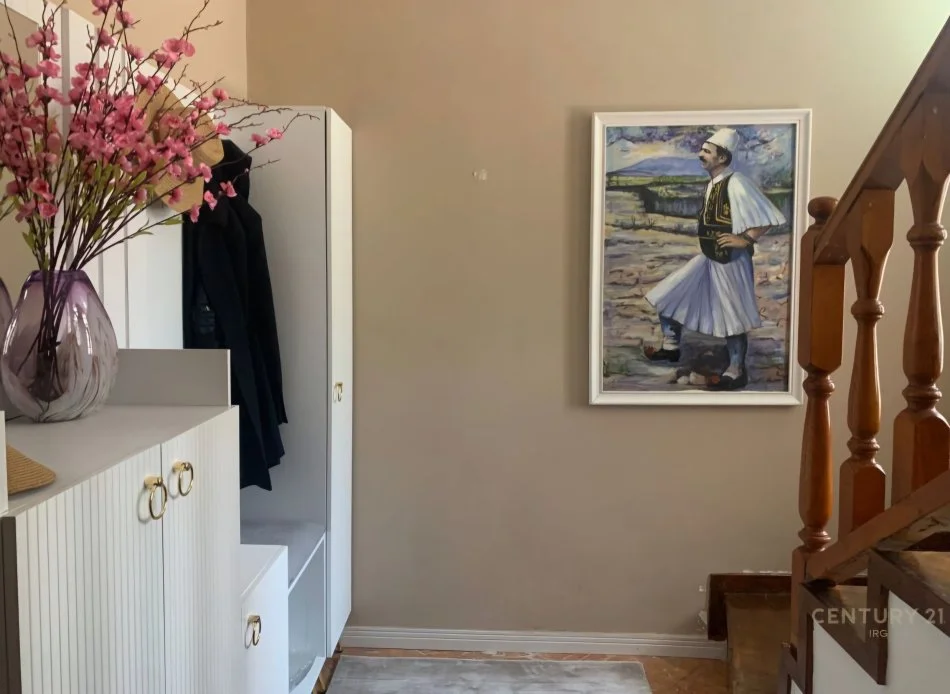 Tirane, shitet Vile 4+1+Ballkon Kati 2, 202 m² 370.000 € (5 Maji)