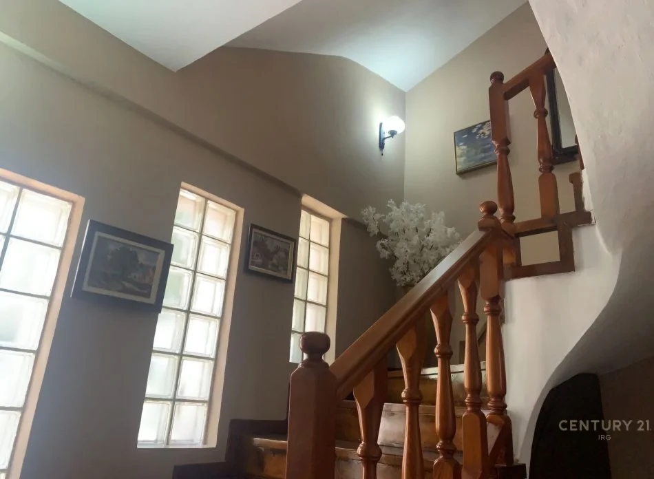 Tirane, shitet Vile 4+1+Ballkon Kati 2, 202 m² 370.000 € (5 Maji)