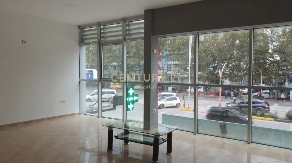 Tirane, jepet me qera ambjent biznesi Kati 2, 200 m² 1.801 € (Laprake)