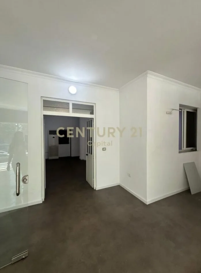 Tirane, jepet me qera ambjent biznesi Kati 2, 200 m² 1.801 € (Laprake)