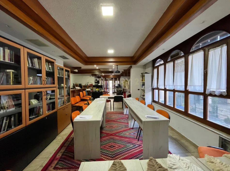 Tirane, jepet me qera ambjent biznesi Kati 1, 98 m² 800 € (Rruga e Elbasanit)