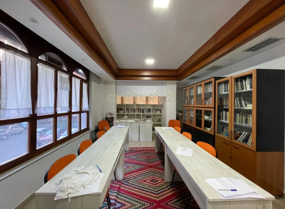 Tirane, jepet me qera ambjent biznesi Kati 1, 98 m² 800 € (Rruga e Elbasanit)