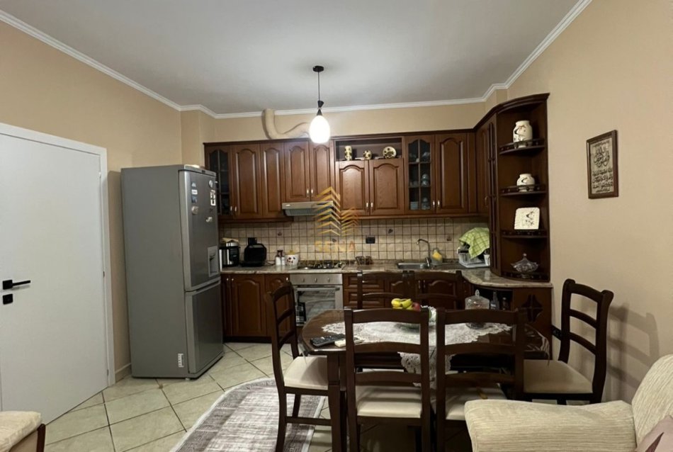 Tirane, jepet me qera apartament duplex 2+1+Ballkon Kati 1, 90 m² 450 € (Rruga Don Bosko)