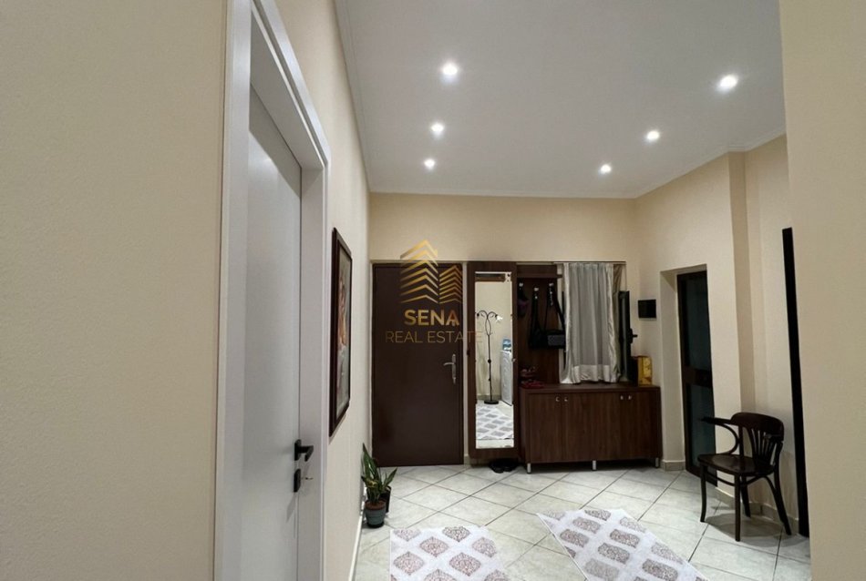 Tirane, jepet me qera apartament duplex 2+1+Ballkon Kati 1, 90 m² 450 € (Rruga Don Bosko)
