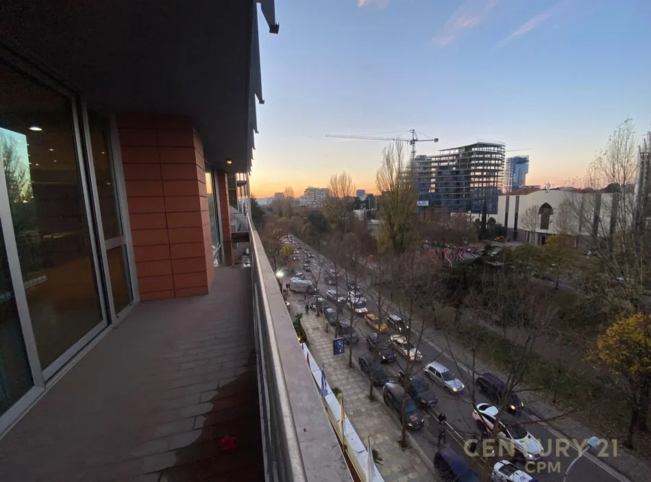 Tirane, jepet me qera zyre Kati 4, 198 m² 3.500 € (Rruga e Elbasanit)