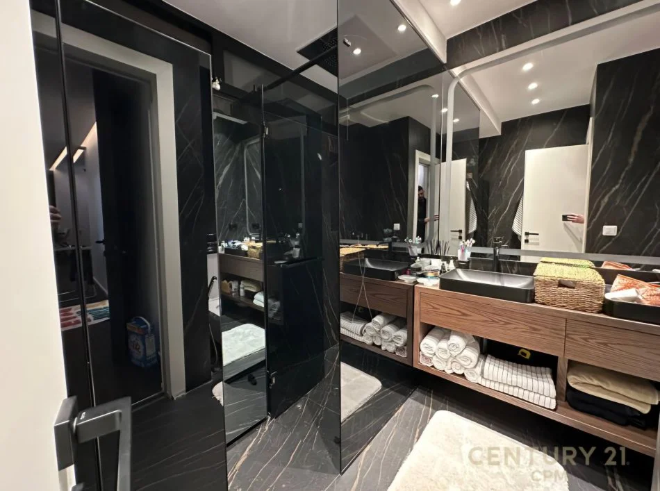 Tirane, jepet me qera apartament 2+1 Kati 4, 100 m² 2.500 € (Myslym Shyri)