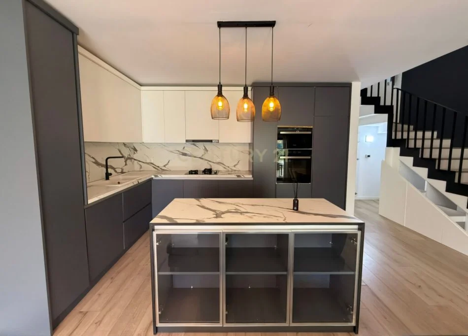 Tirane, jepet me qera Vile 3+1 Kati 2, 260 m² 1.290 € (Mullet)