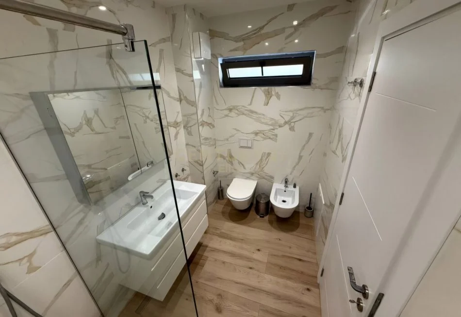 Tirane, jepet me qera Vile 3+1 Kati 2, 260 m² 1.290 € (Mullet)