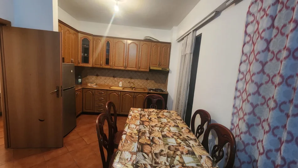Tirane, jepet me qera apartament 2+1 Kati 1, 100 m² 500 € (Rruga Irfan Tomini)