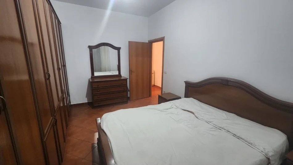 Tirane, jepet me qera apartament 2+1 Kati 1, 100 m² 500 € (Rruga Irfan Tomini)