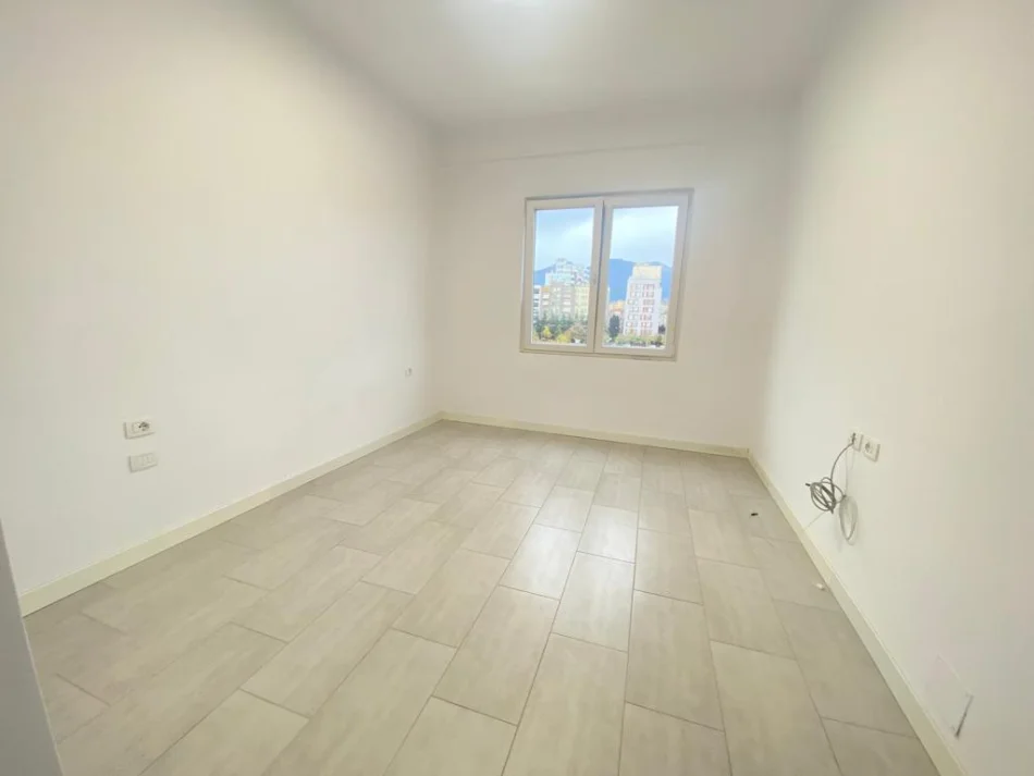 Tirane, jepet me qera apartament 1+1 Kati 3, 650 € (Square 21 , Rruga Sali Butka)