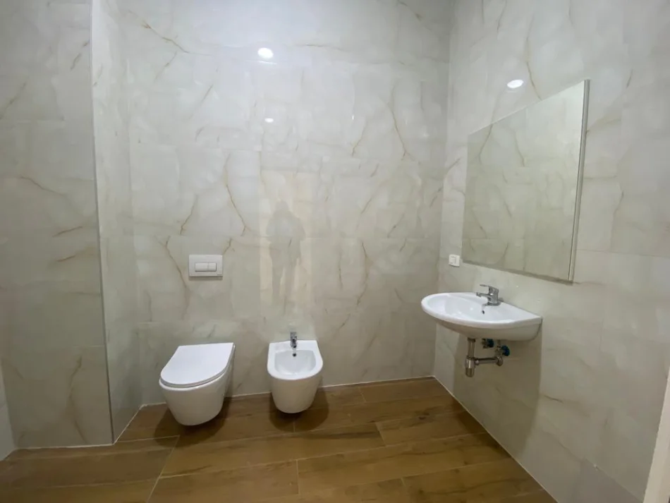 Tirane, jepet me qera apartament 1+1 Kati 3, 650 € (Square 21 , Rruga Sali Butka)