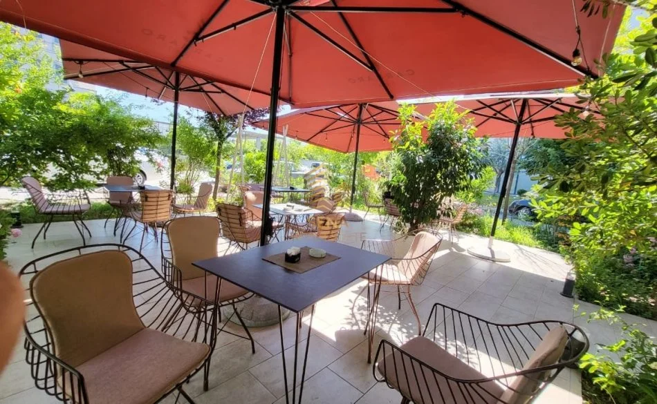 Tirane, jepet me qera lokal Kati 1, 1.100 m² 1.500 € (Kinostudio)