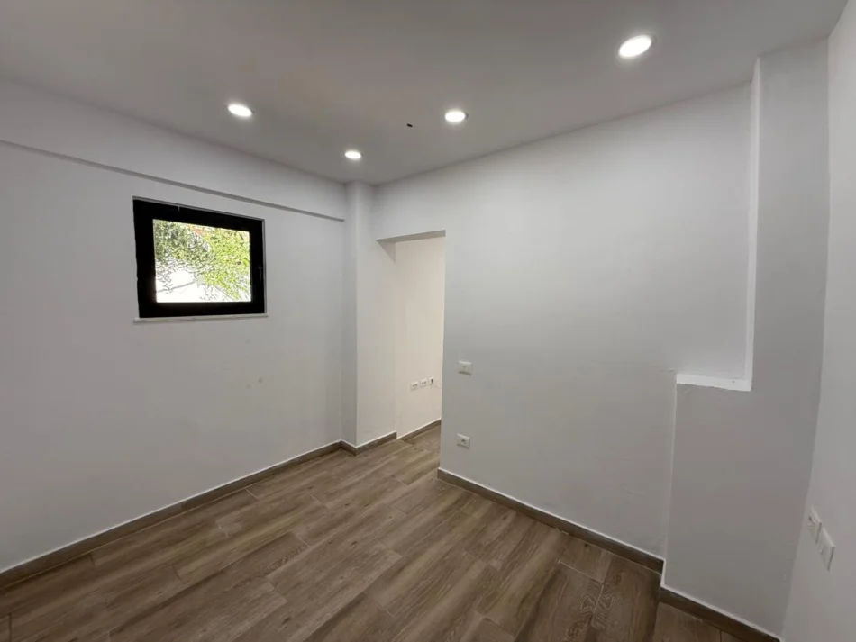 Tirane, jepet me qera Vile 1+1+Aneks+Ballkon Kati 0, 60 m² 800 € (Rruga Todi Shkurti)