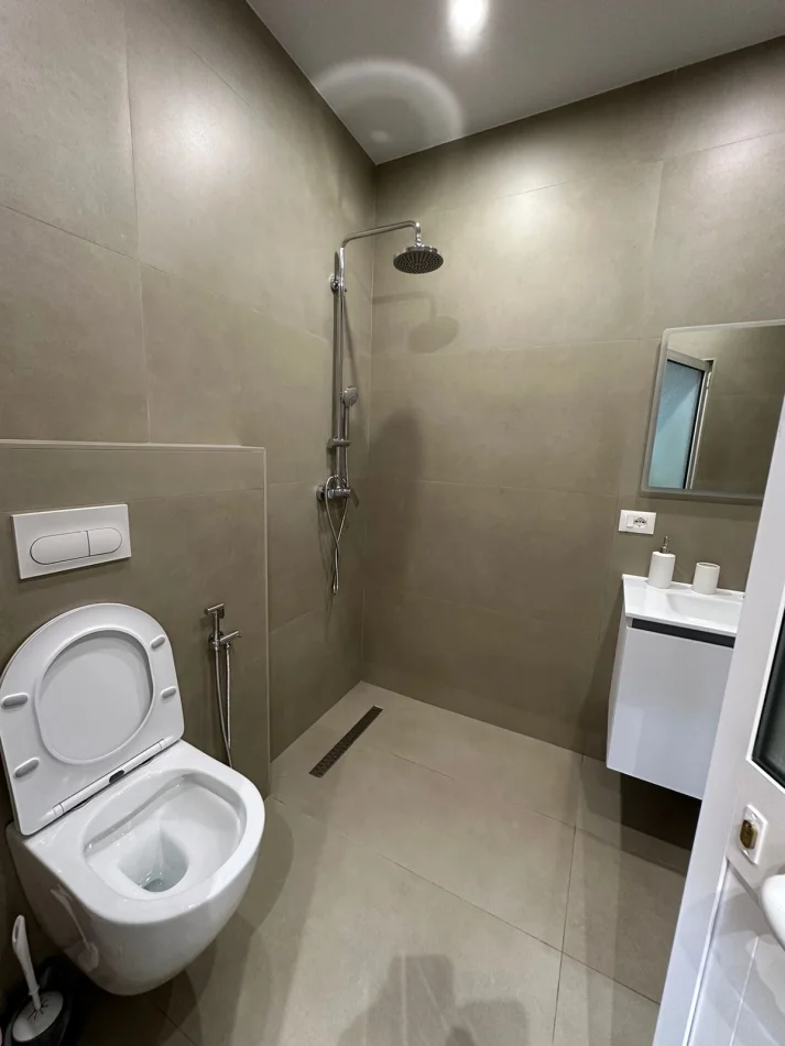 Tirane, jepet me qera Vile 1+1+Ballkon Kati 1, 60 m² 418 € (Prane shkolles Myslym Shima)