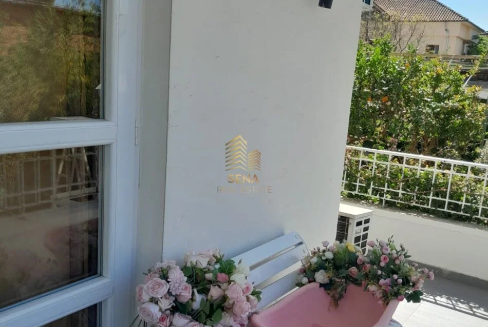 Tirane, jepet me qera Vile 4+1+Ballkon Kati 3, 450 m² 1.500 € (Shkolla e Bashkuar)