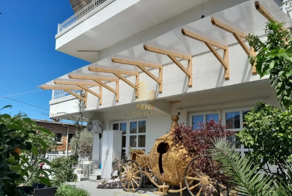 Tirane, jepet me qera Vile 4+1+Ballkon Kati 3, 450 m² 1.500 € (Shkolla e Bashkuar)