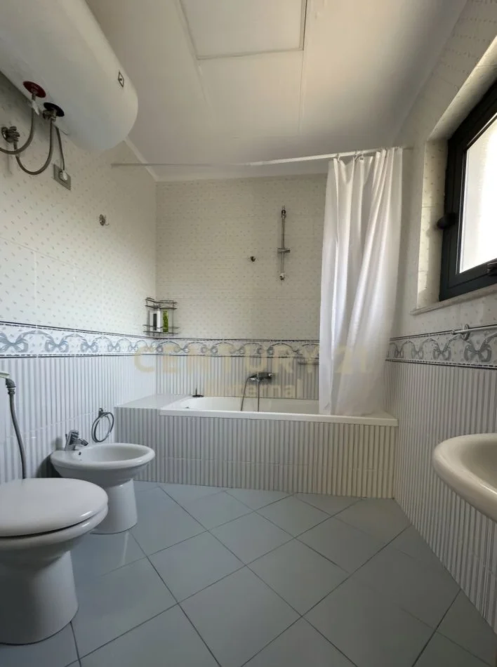 Shqiperi, jepet me qera apartament 3+1+Ballkon Kati 4, 170 m² 1.500 € (Liqeni I Tiranës)