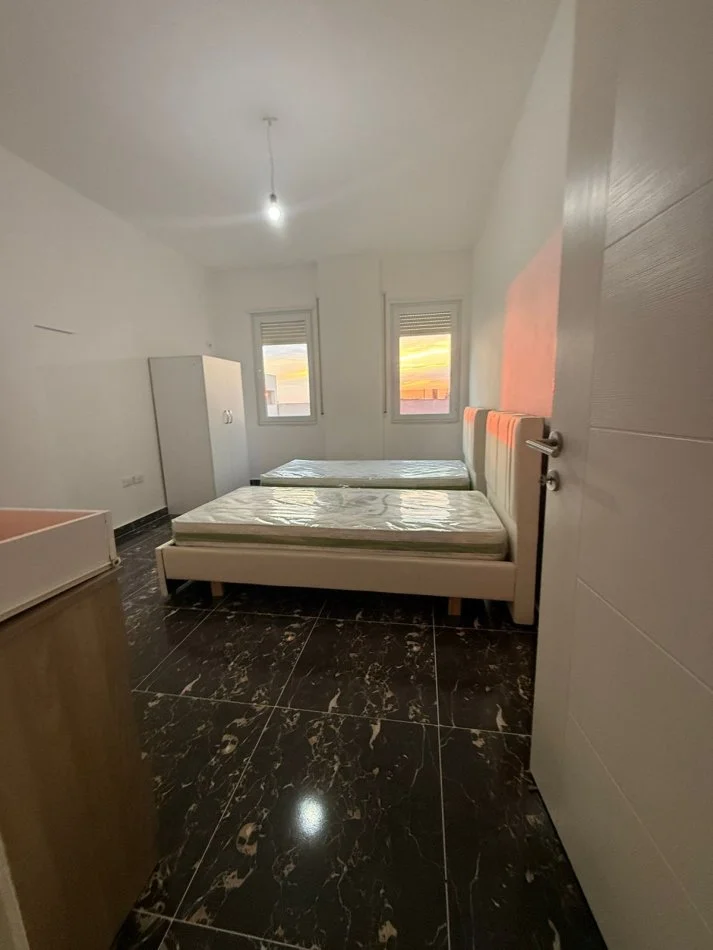 Tirane, jepet me qera apartament 2+1+Ballkon , 110 m² 400 € (Sh54 fresk)