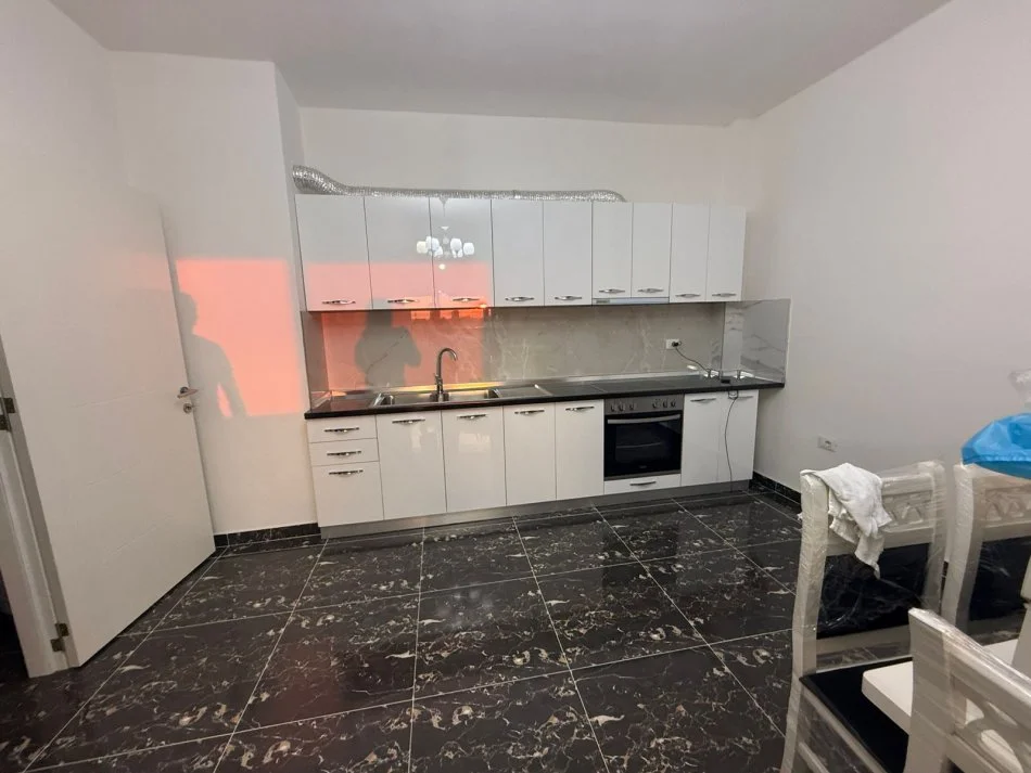 Tirane, jepet me qera apartament 2+1+Ballkon , 110 m² 400 € (Sh54 fresk)