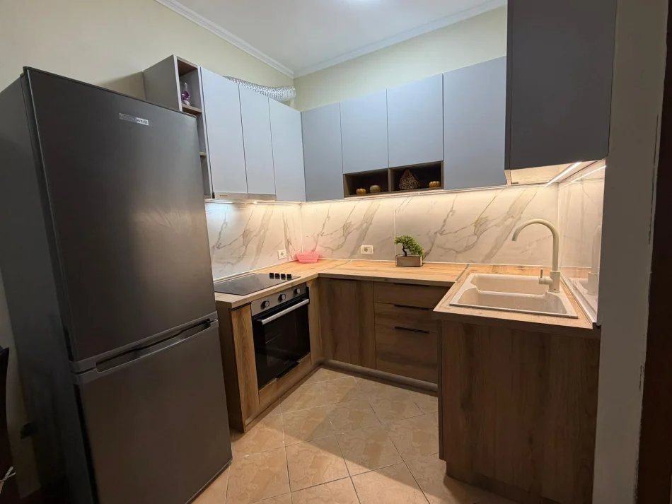 jepet me qera apartament 1+1 Kati 4, 60 m² 488 € (Rruga Ferit Xhajko)