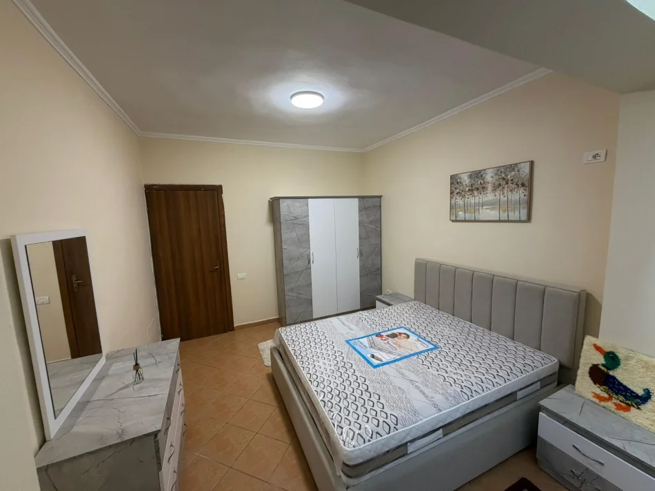 jepet me qera apartament 1+1 Kati 4, 60 m² 488 € (Rruga Ferit Xhajko)