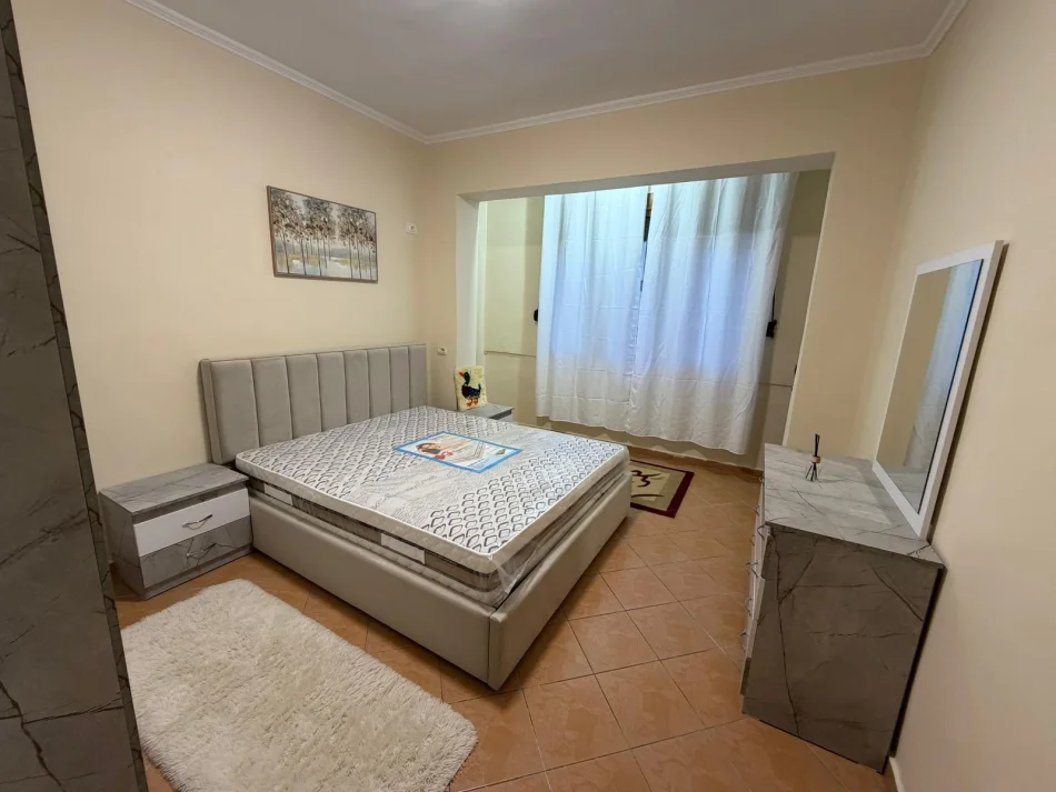 jepet me qera apartament 1+1 Kati 4, 60 m² 488 € (Rruga Ferit Xhajko)