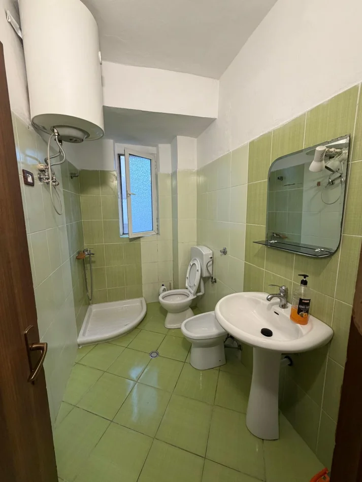 jepet me qera apartament 1+1 Kati 4, 60 m² 488 € (Rruga Ferit Xhajko)