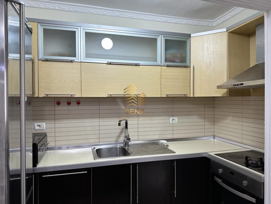 Tirane, jepet me qera apartament 1+1+Ballkon Kati 5, 70 m² 450 € (Rruga Kongresi i Manastirit)
