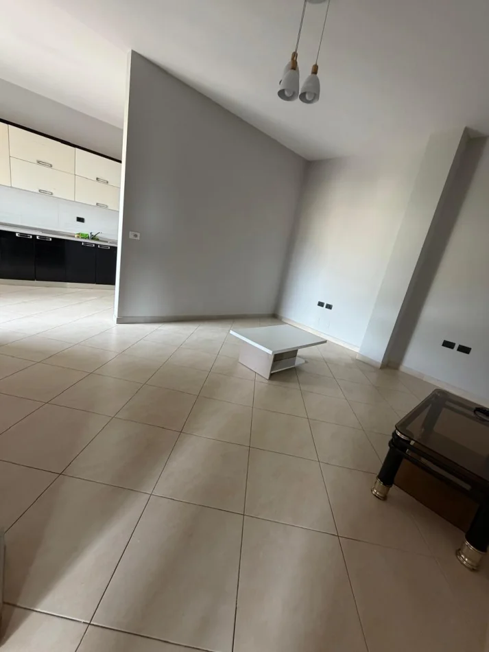 Tirane, jepet me qera apartament 1+1+Ballkon Kati 2, 65 m² 350 € (Komisariati 4)