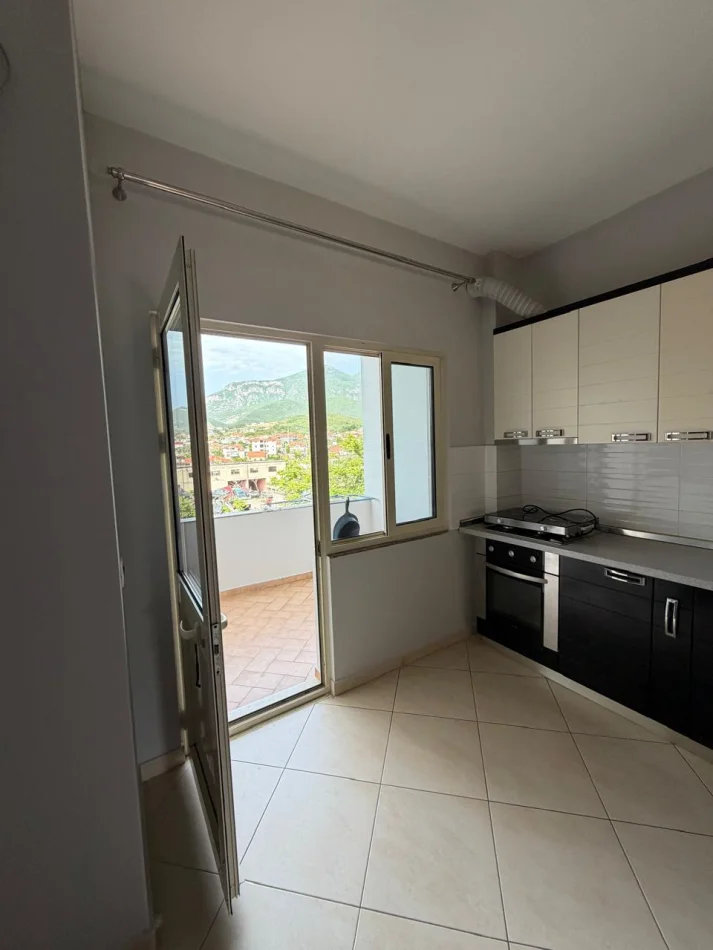 Tirane, jepet me qera apartament 1+1+Ballkon Kati 2, 65 m² 350 € (Komisariati 4)
