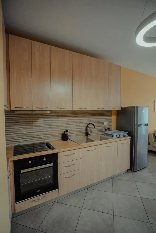 Tirane, jepet me qera apartament 1+1+Ballkon Kati 5, 75 m² 600 € (Jordan Misja)