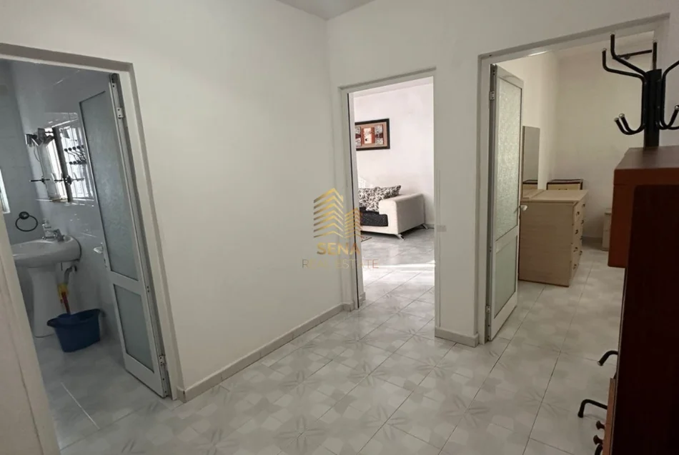 Tirane, jepet me qera apartament 1+1 Kati 5, 70 m² 400 € (Rruga Bardhyl - bar Oslo)
